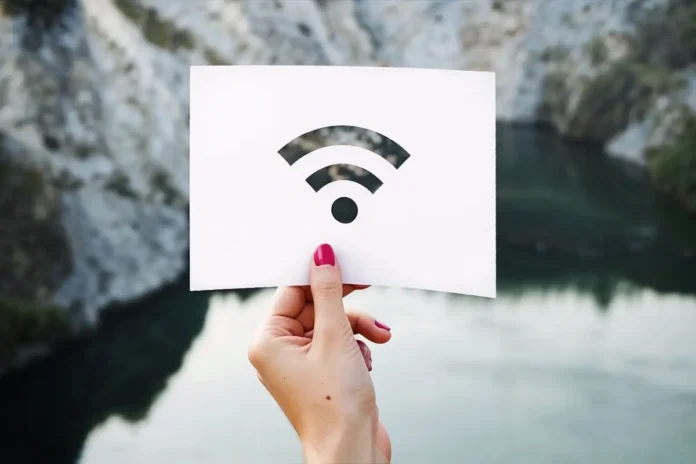 obtener contrasena wifi almacenada en android mano sujetando papel con el simbolo wifi