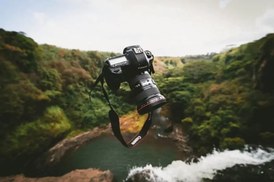Cursos-online-gratuitos-de-fotografia Una cámara fotográfica en el aire
