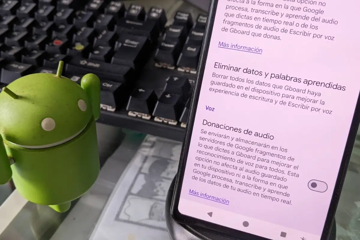 Borrar historial del teclado en Android La mascota de Android y un móvil