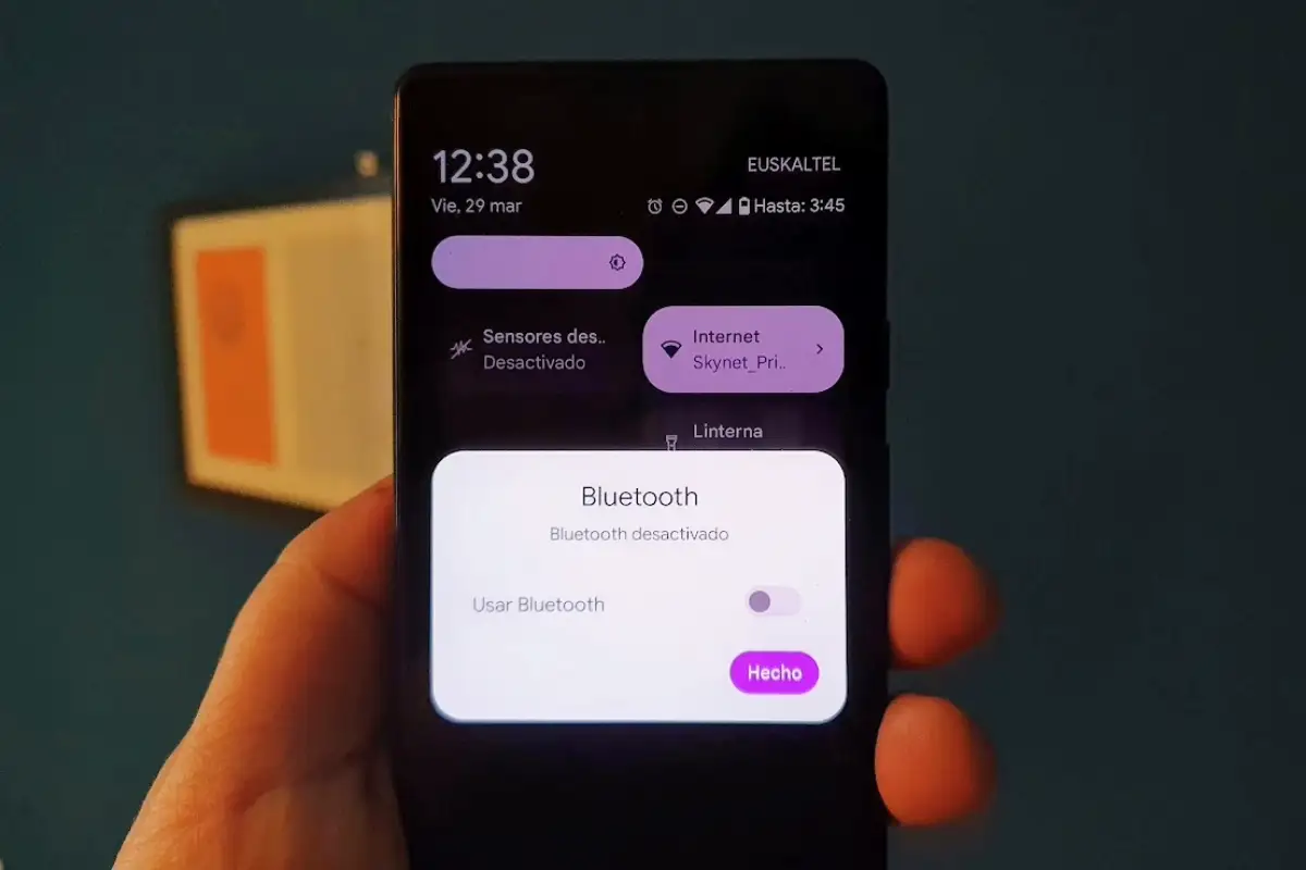 Actualizacion Bluetooth en notificaciones Android 14 Una mano sujetando un movil