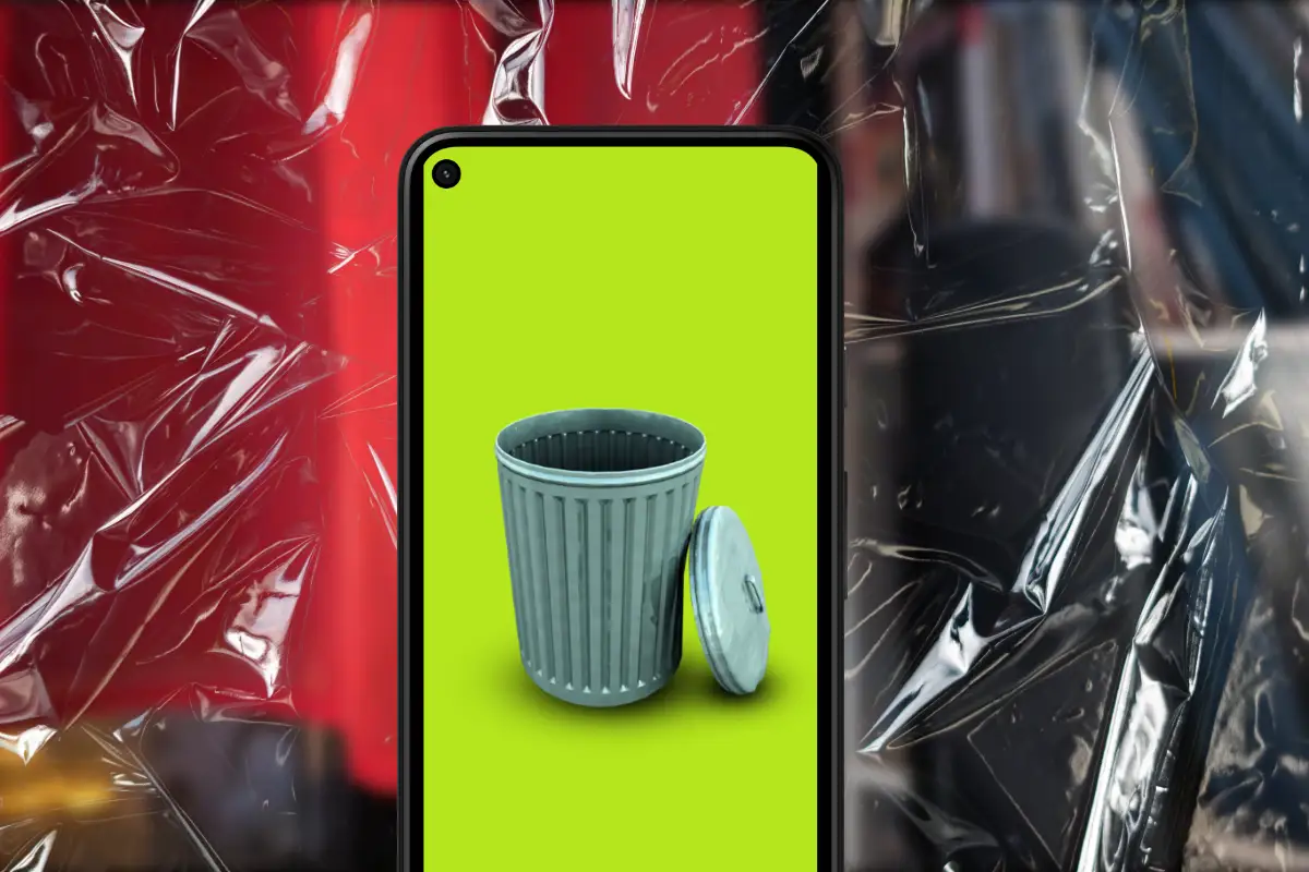 Autoarchivar aplicaciones en Android para liberar espacio Un movil con la pantalla verde y una papelera