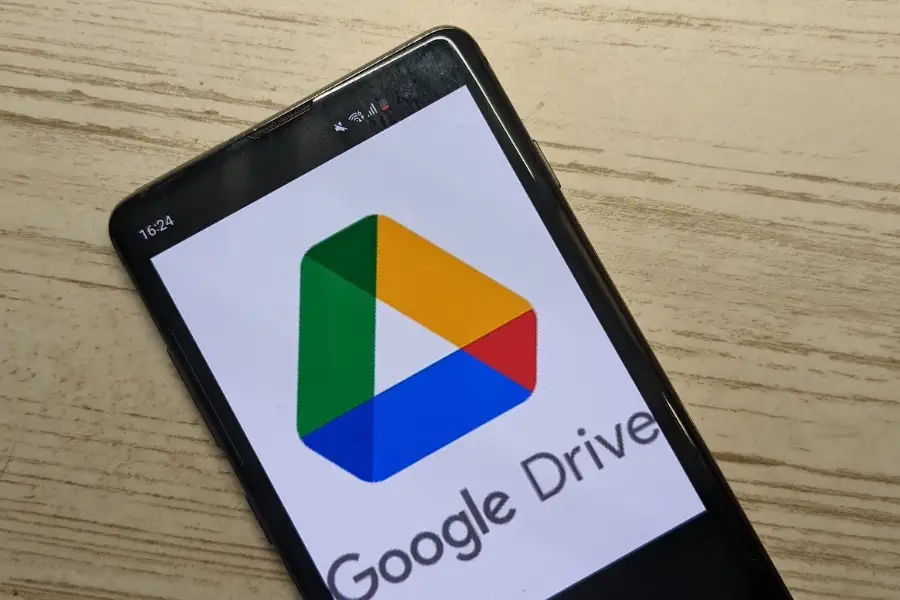 Buscar-archivos-publicos-de-Google-Drive-en-Google Movil con el logo de Google Drive en la pantalla