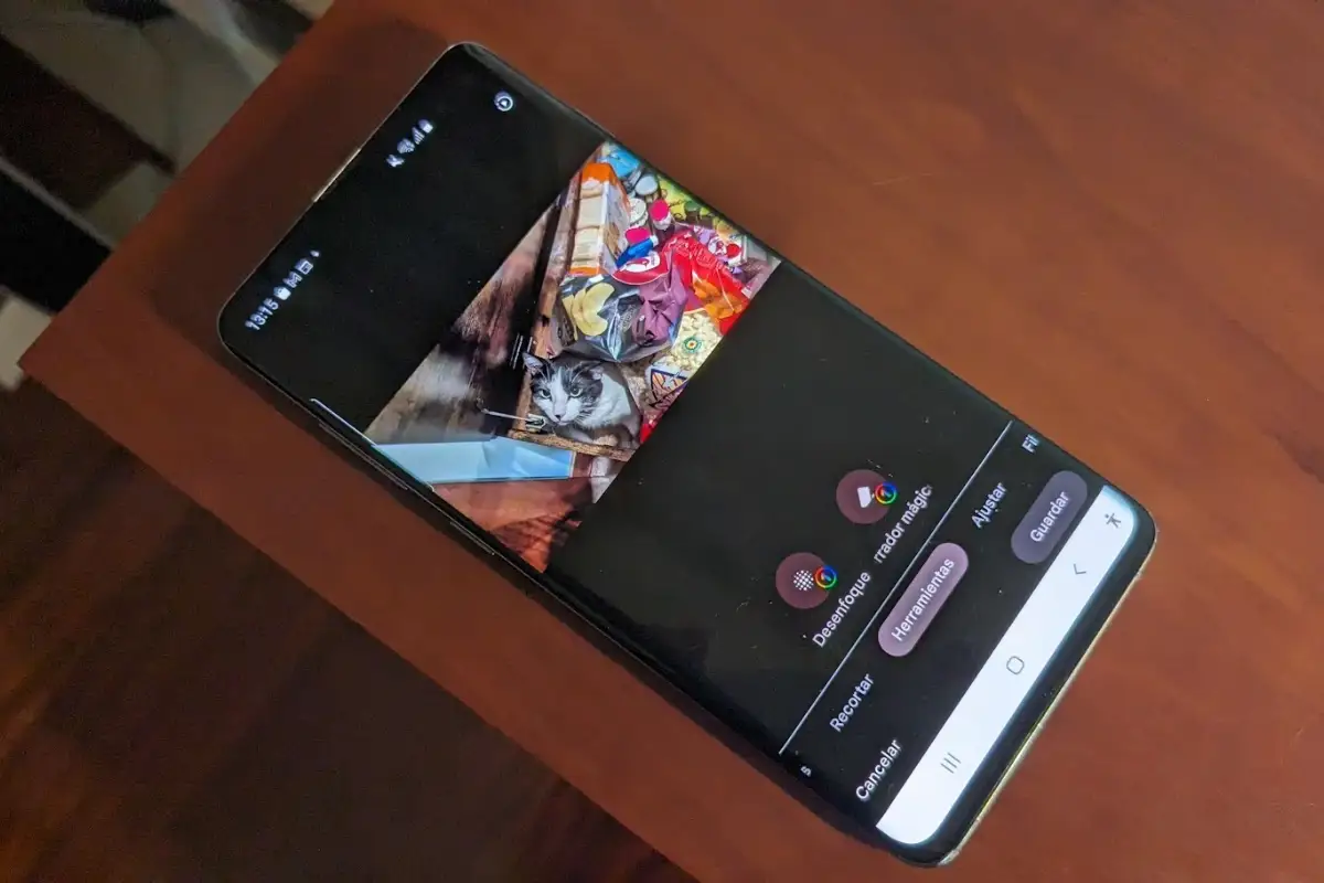 Google Fotos nuevas funciones IA Un móvil con el editor de fotos de Google Fotos y la imagen de un gato