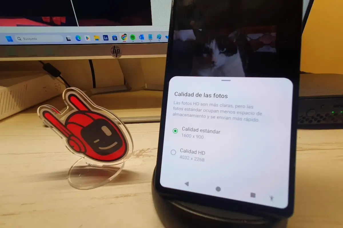 WhatsApp enviar imagenes con mayor calidad Un móvil enviando una imagen en HD por WhatsApp