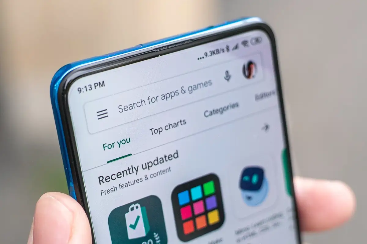 Play Store descargar dos apps a la vez Móvil mostrando la Google Play Store