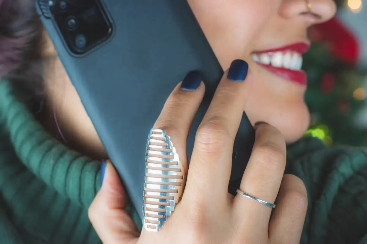 Voice Engine clonador de voces de OpenAI Una chica hablando por el móvil