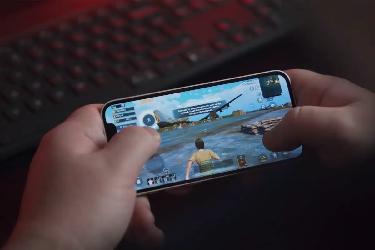 Winlator ejecutar programas y juegos Windows en movil Android Jugando a un juego en el móvil