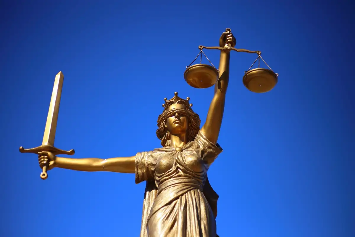 leyes necesarias para regular el uso de ia en internet simbolo de la justicia