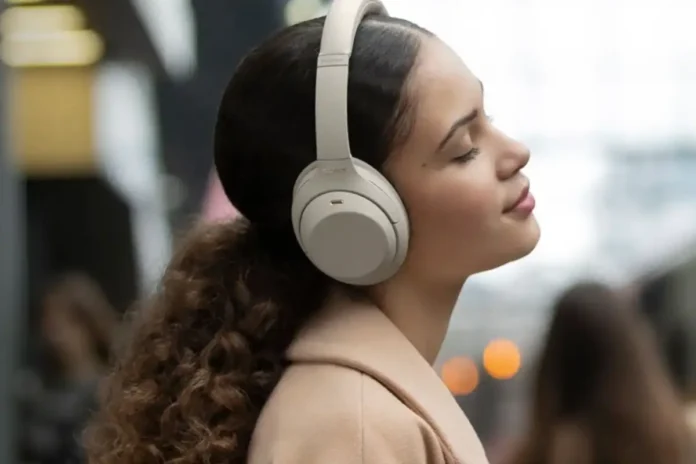 auriculares Sony WH1000XM4 en oferta chica con auriculares blancos