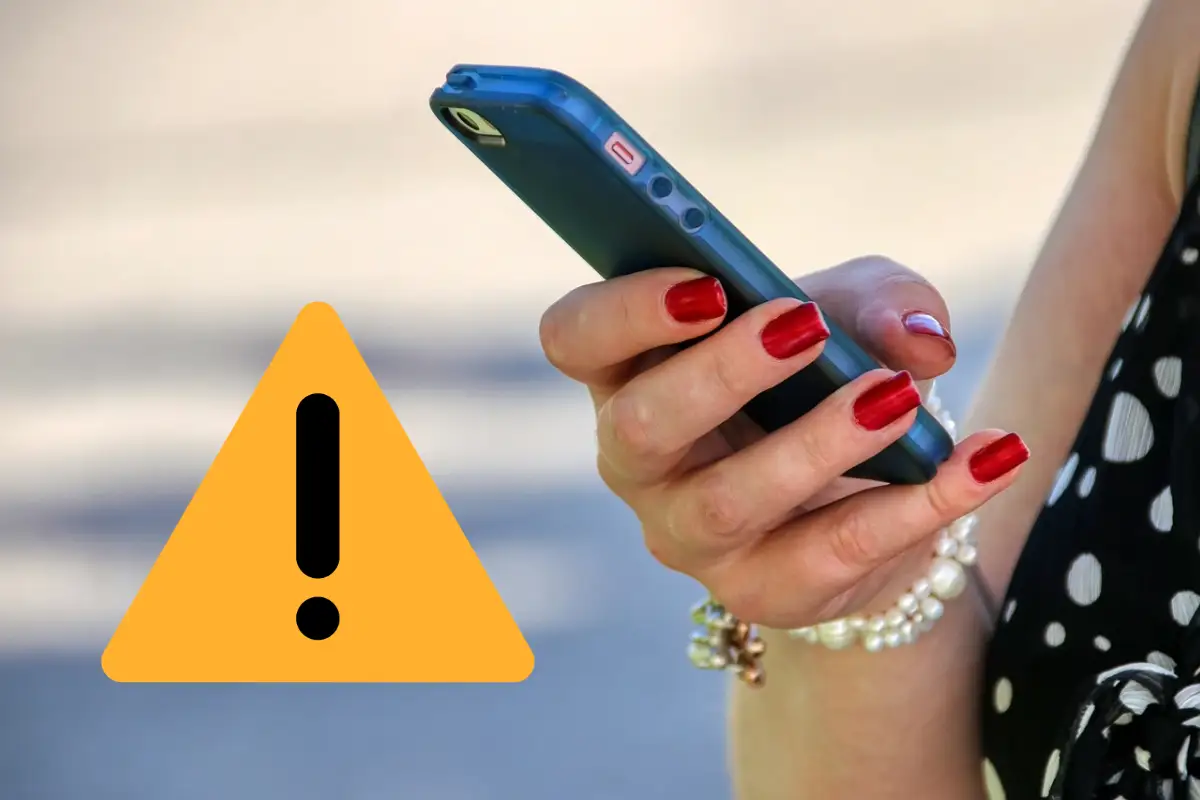 estafa malware tormenta severa una mujer mirando el movil